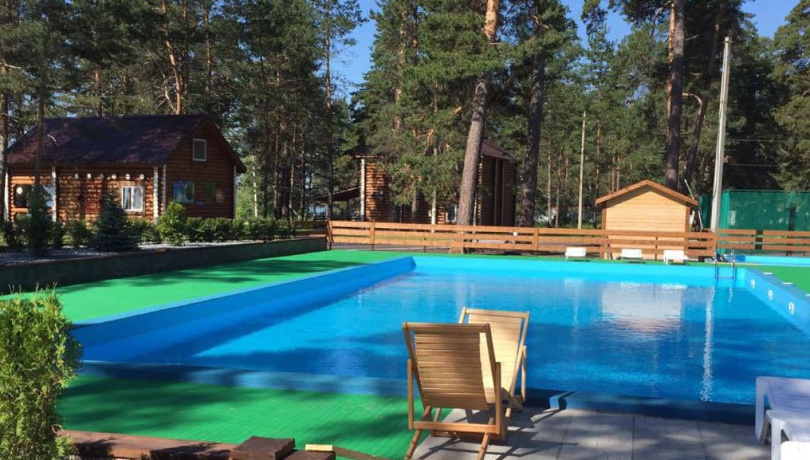 Бассейн среди сосен в Family Dacha